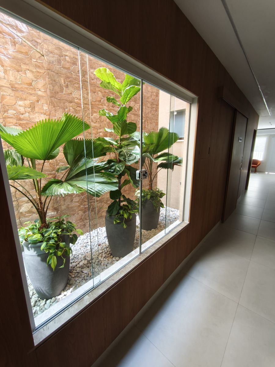 Corredor da clínica com jardim interno