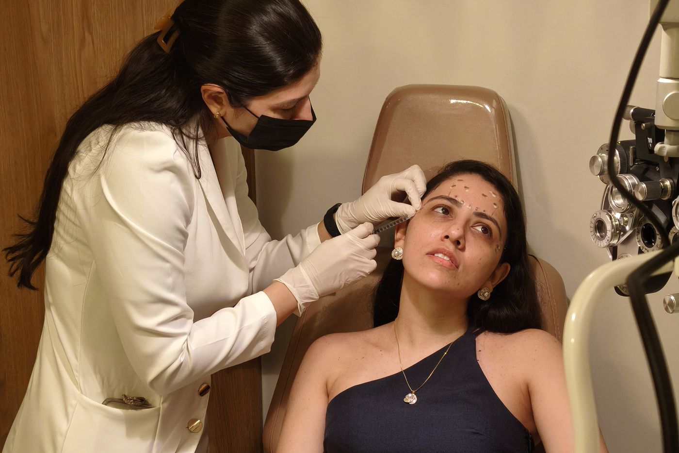 Procedimento estético facial realizado por médica