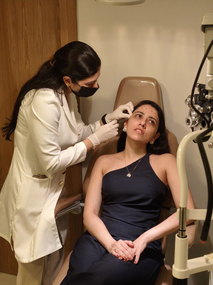 Procedimento estético facial realizado por médica